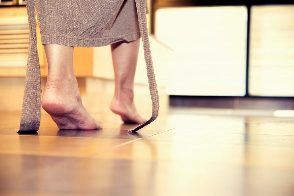 woman on her way to a walk-in tub