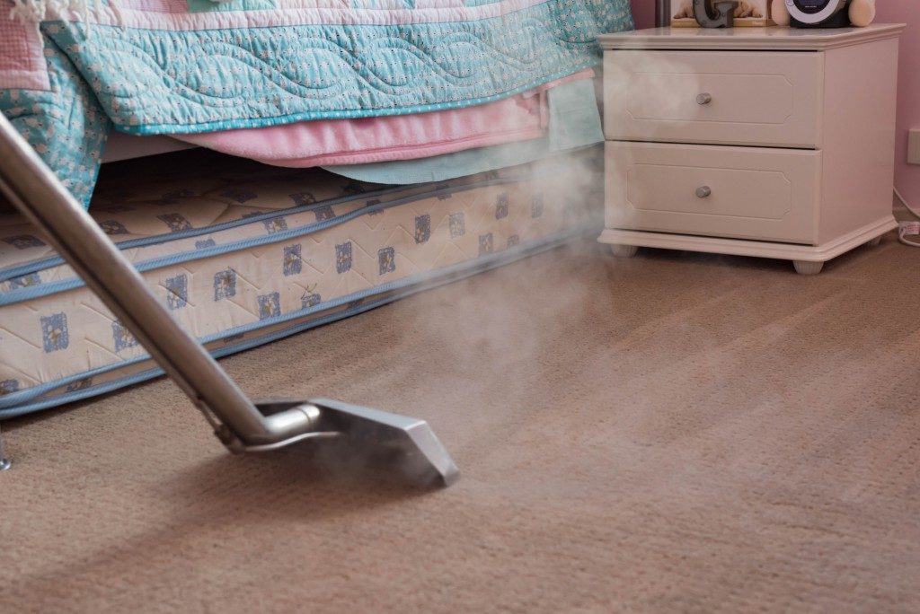 Hot water carpet cleaning in the bedroom