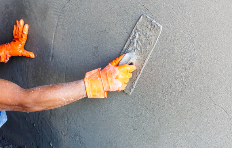 Worker doing plasterwork on the wall