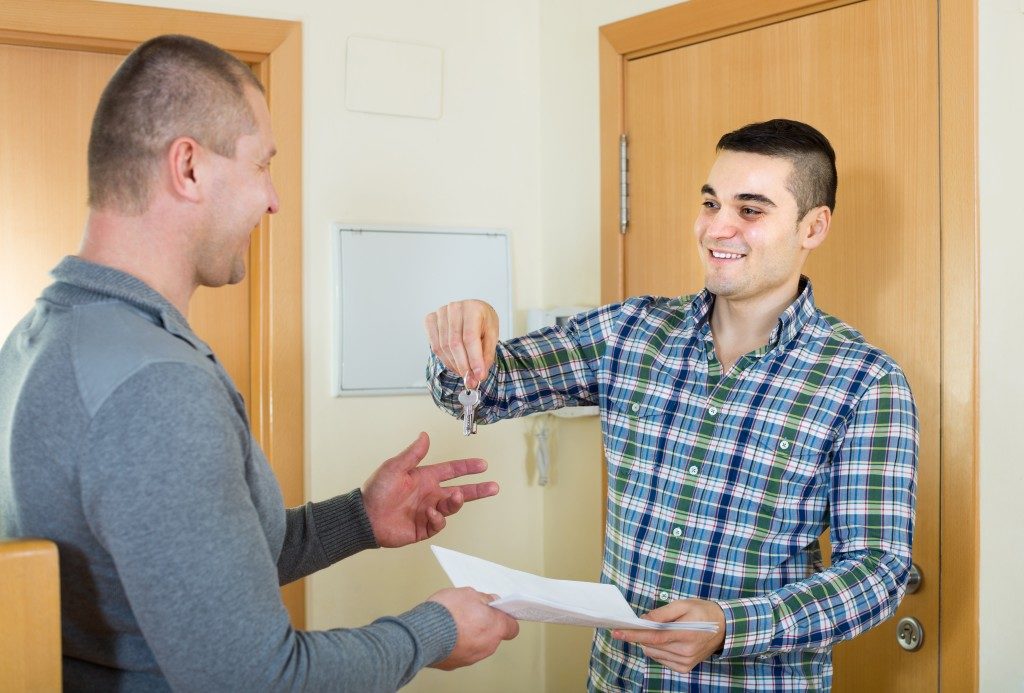 landlord giving keys to tenant