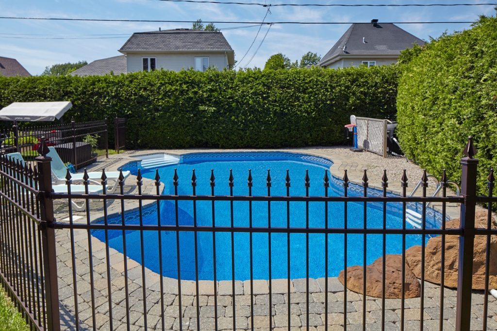 Swimming pool fence